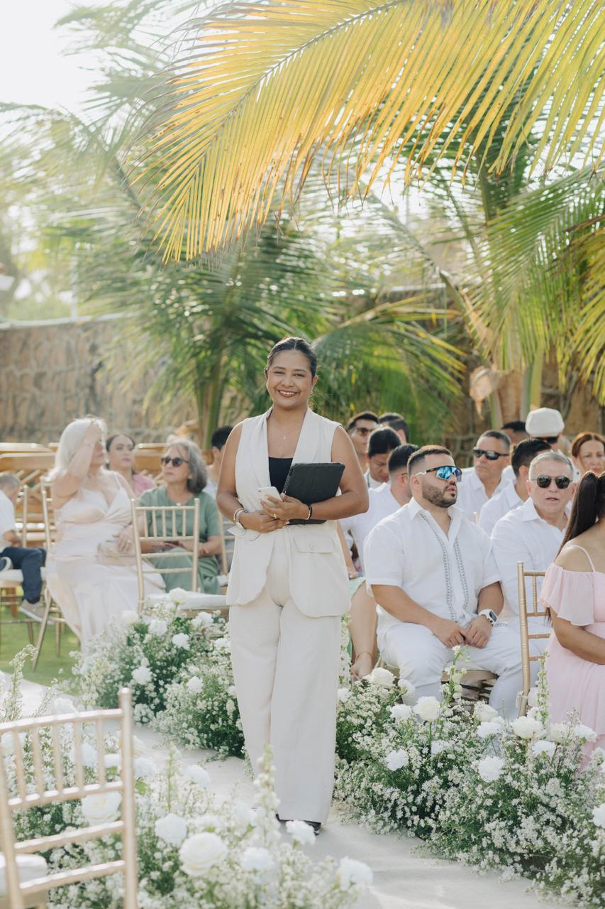 Kelly Saltarin coordinando una ceremonia de boda al aire libre.