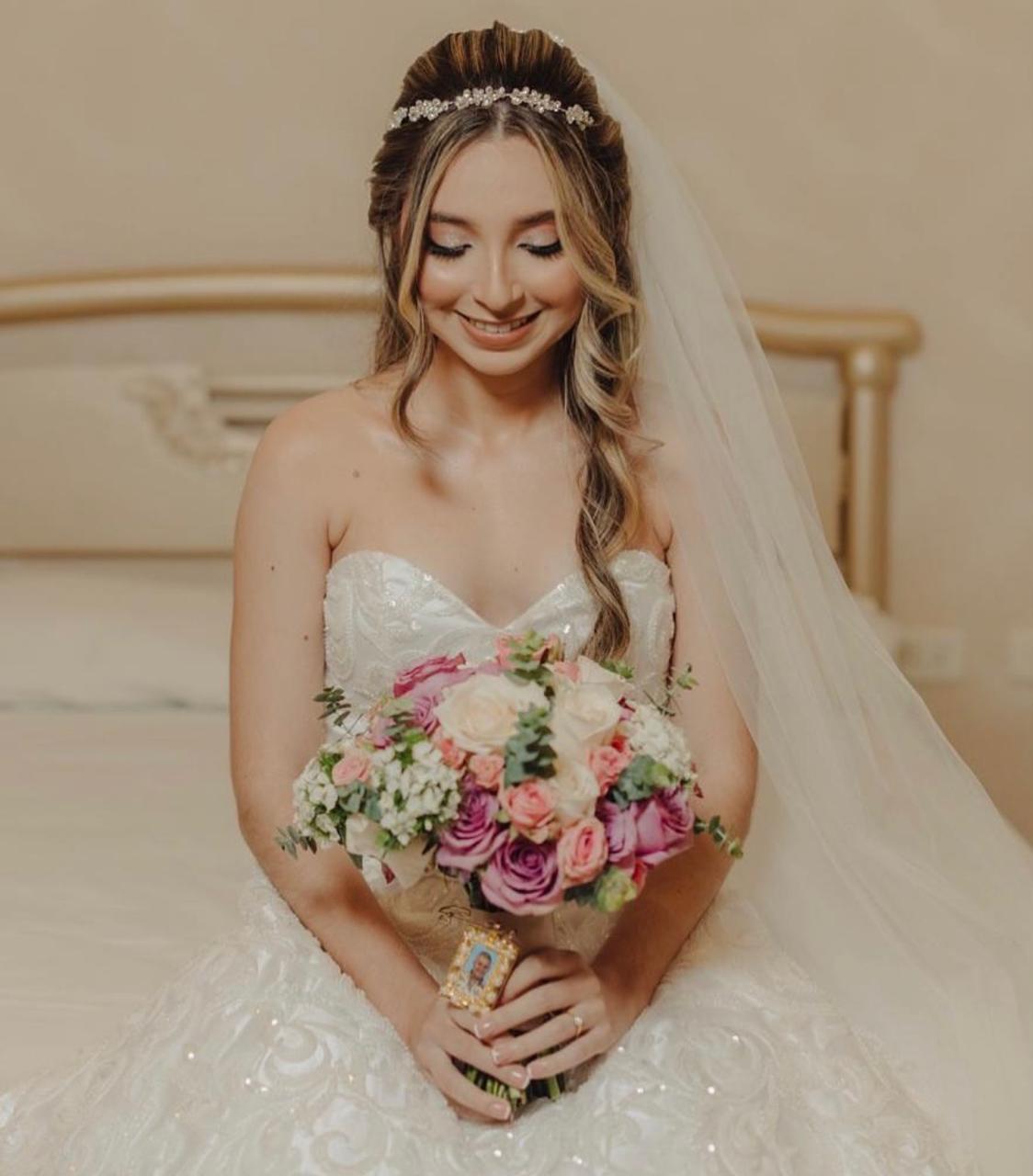 Novia con bouquet en una celebración de boda.