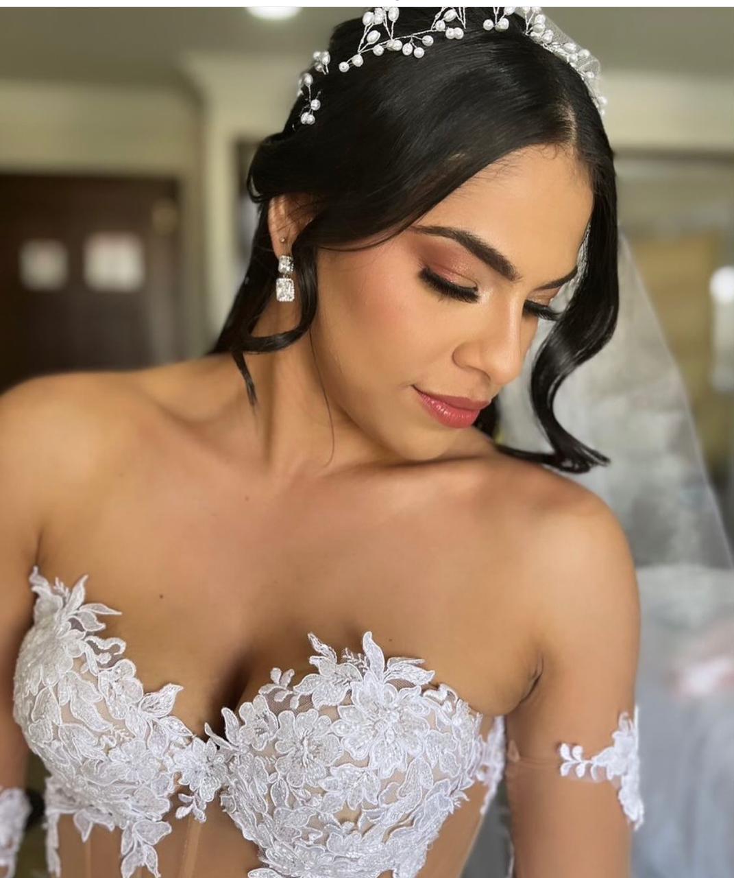 Retrato cercano de novia en una celebración de boda.