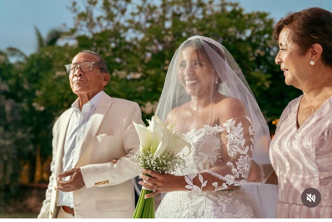 Entrada con los padres en una celebración de boda.
