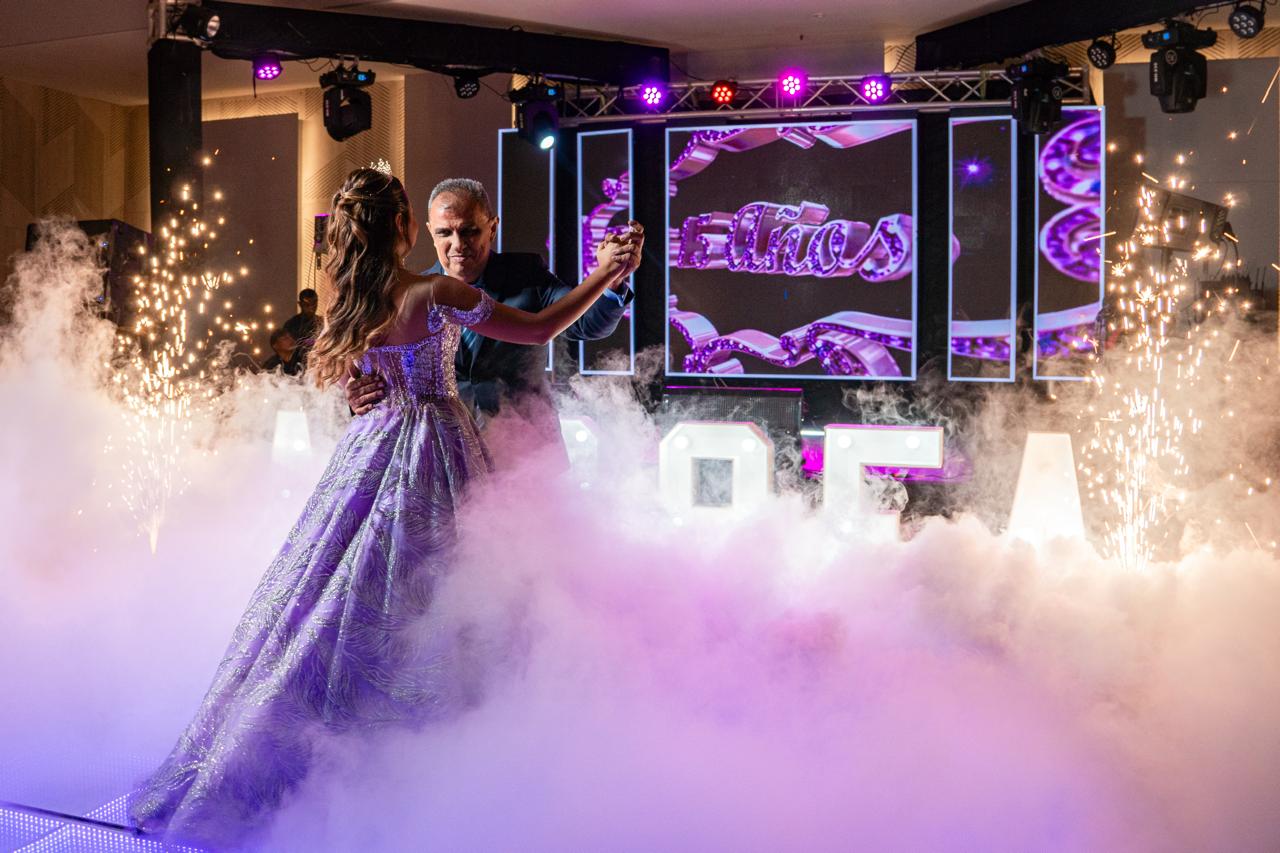 Baile de pareja en una celebración de boda.