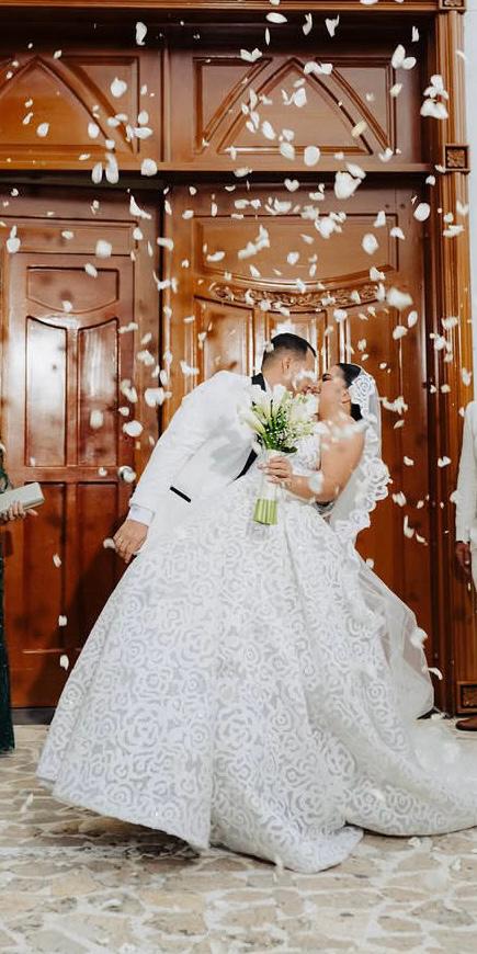 Primer baile entre pétalos en una celebración de boda.