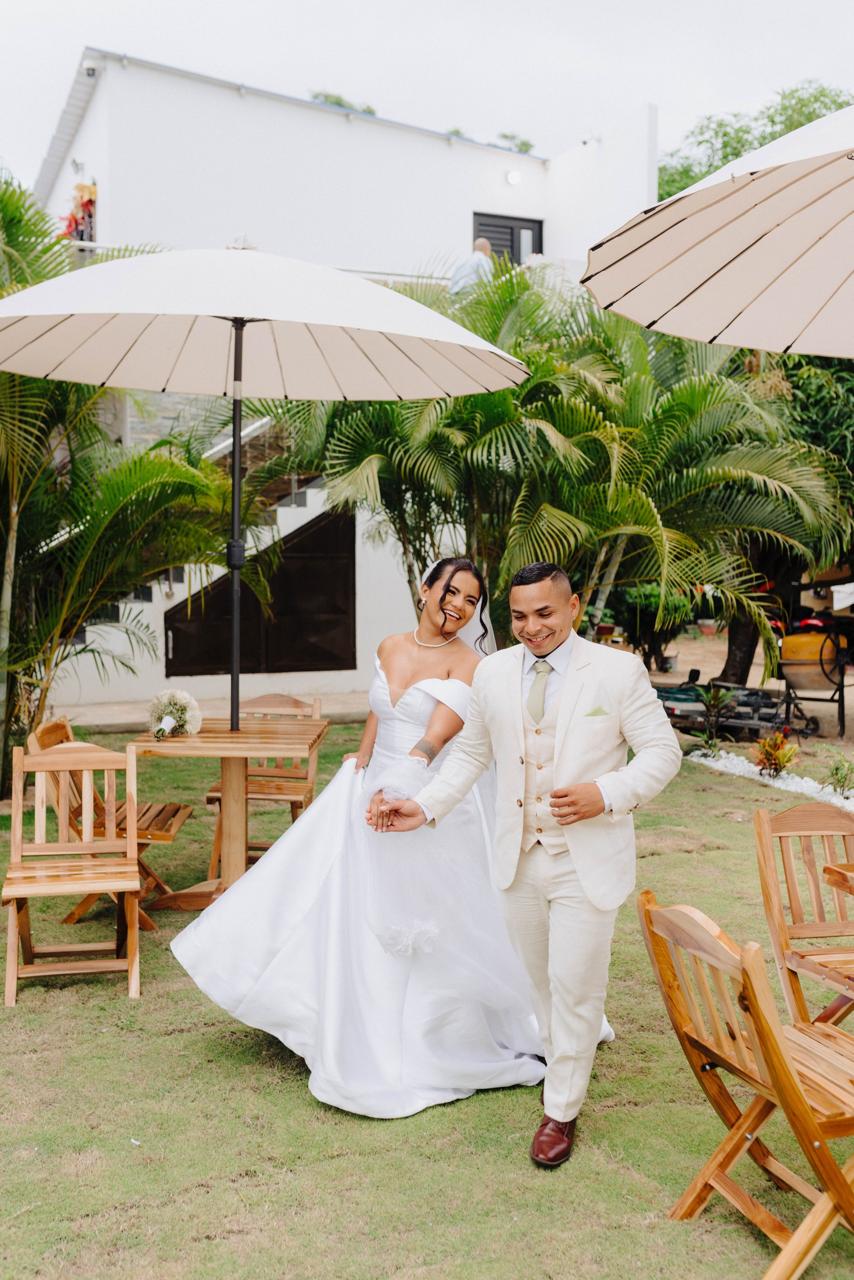 Paseo en jardín en una celebración de boda.