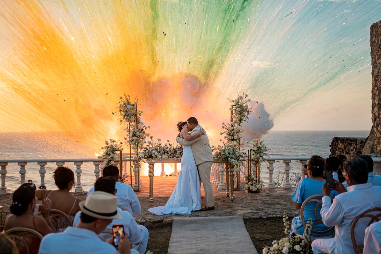 Beso con luces en una celebración de boda.