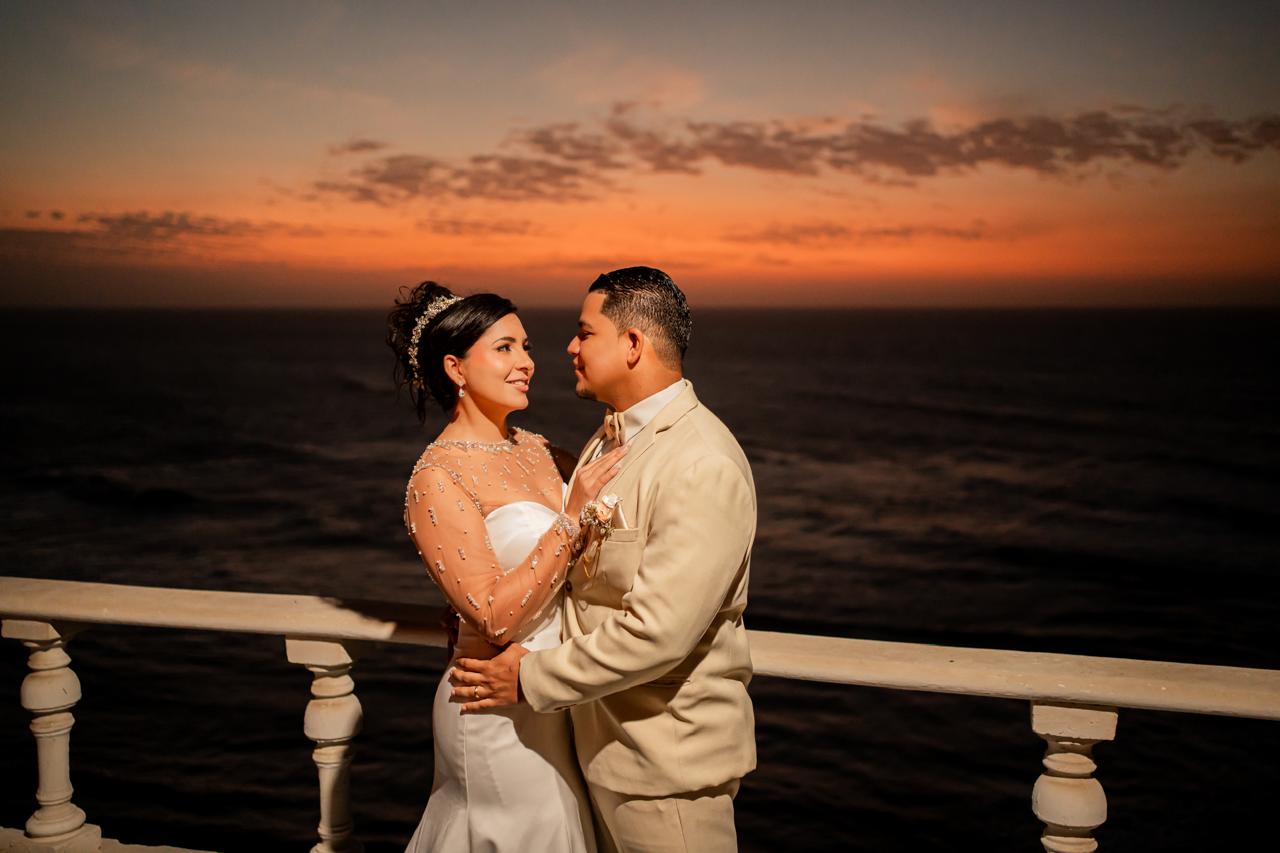 Momento en pareja en una celebración de boda.