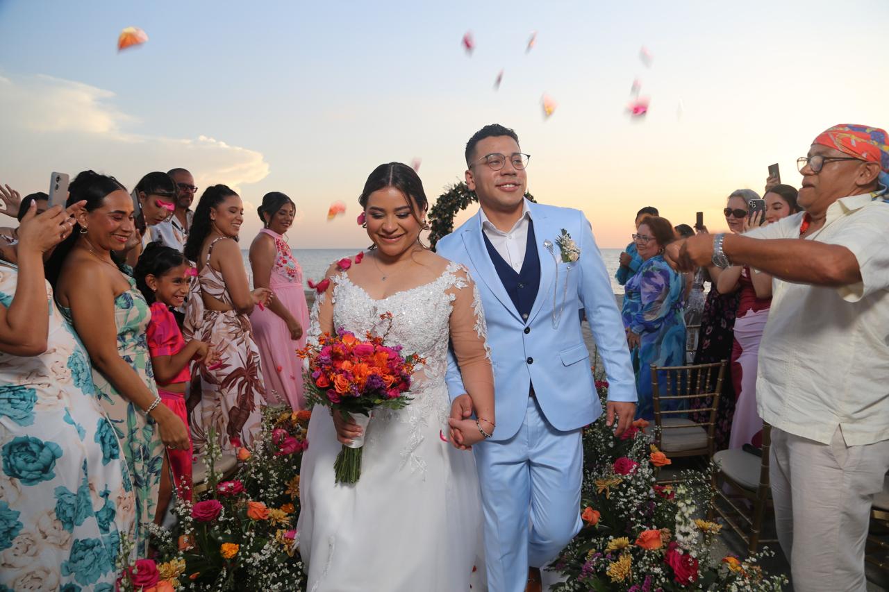 Salida entre pétalos en una celebración de boda.