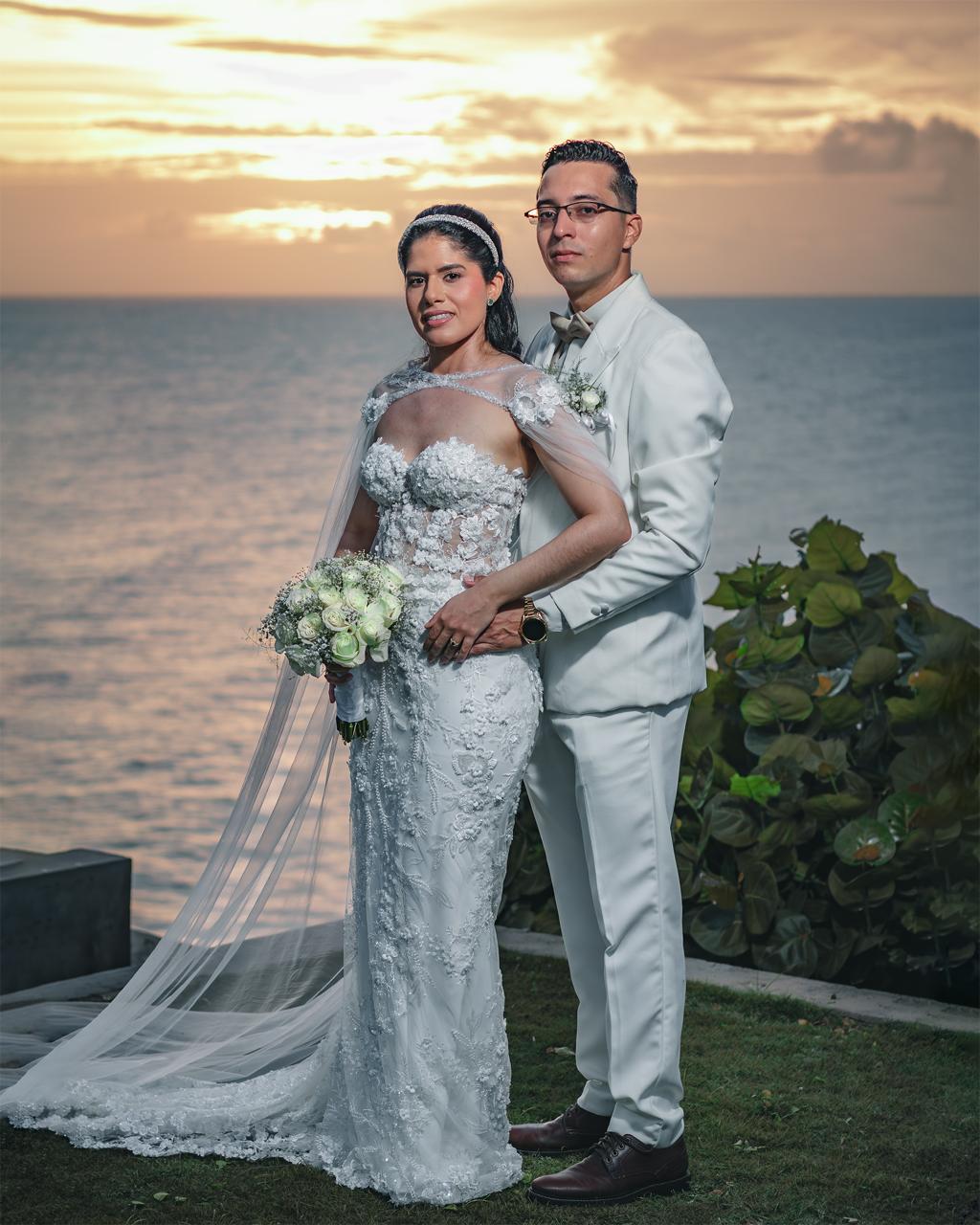 Retrato al atardecer en una celebración de boda.