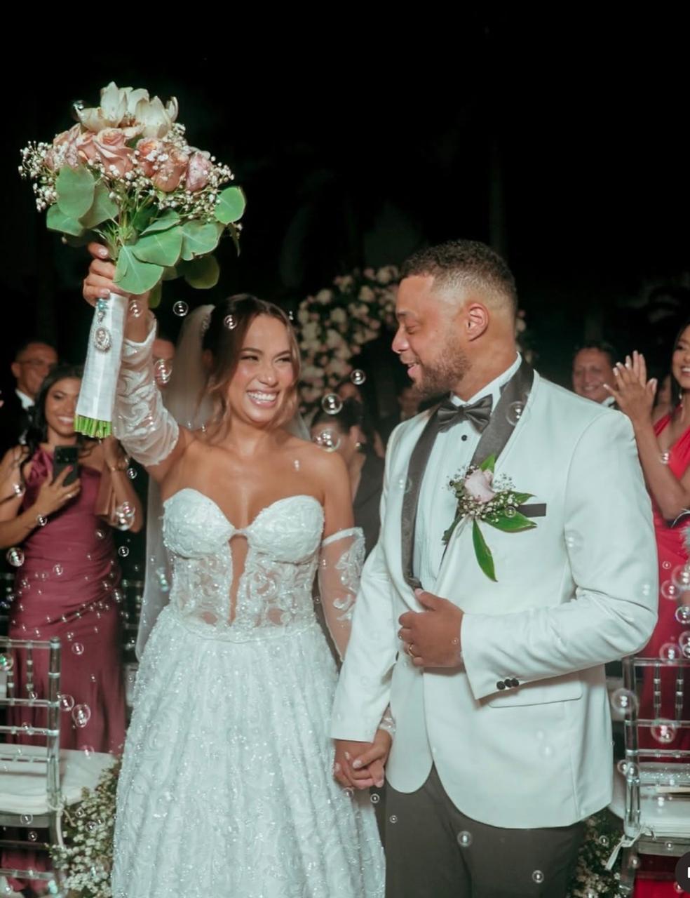 Novio con la novia en una celebración de boda.