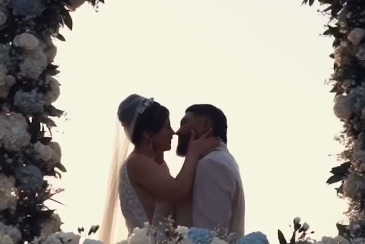 Escenas de boda: ceremonia y celebración con atmósfera cálida.