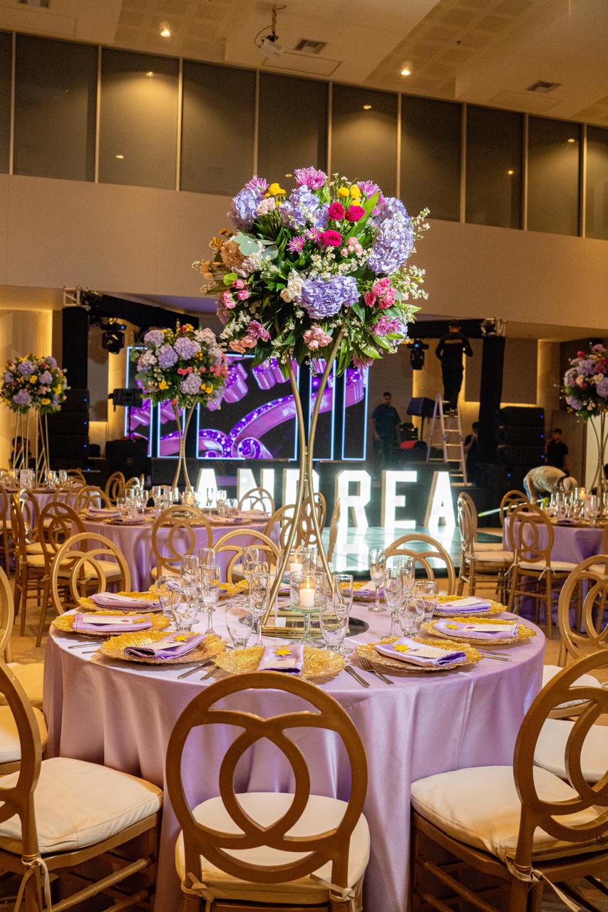 Decoración de recepción en una celebración de boda.