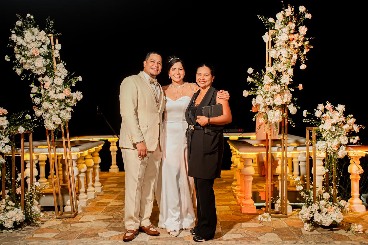 Kelly Saltarin junto a una pareja de recién casados durante su celebración.