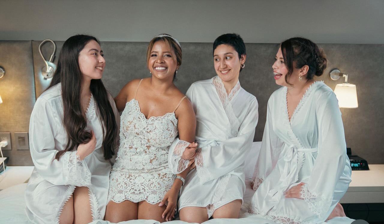 Preparación con amigas en una celebración de boda.