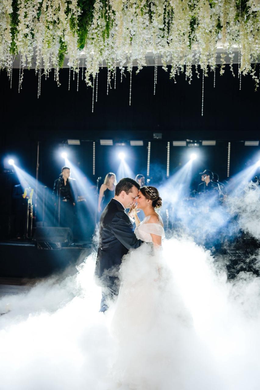 Primer baile entre nubes en una celebración de boda.